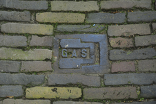 900812 Afbeelding van een gietijzeren gaskraan-pot in de Walsteeg te Utrecht.
